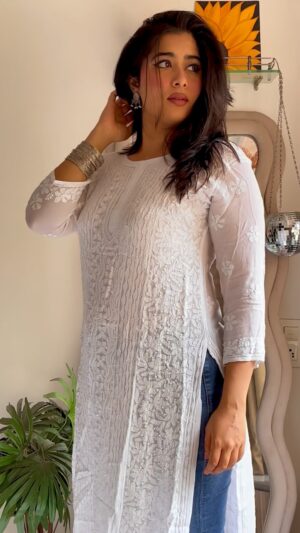 Nikita Sharma Instagram - Watch how beautifully I burn my tongue on extremely hot tea.. wait for it.. 🙈😓

#grwm #feelitreelit #explore #feature #trending #indian #ethnic