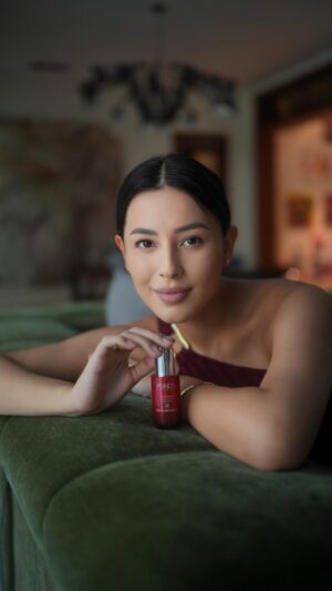 Nina Kozok Instagram - Emails, doom scrolling, binge watching, or baby duty — no matter how my night goes, my skin stays glowing, all thanks to #HexylRetinol from @pondsindonesia ❤️