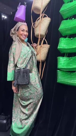 Ning Baizura Instagram - Alhamdulilah malam ni jom ke MITEC BAZAAR sampai 5 am beli @ravaka.my diskaun menggila guys apa lagi… come come