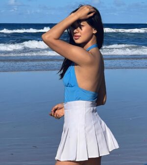 Nirisha Basnett Instagram - 🇦🇺Gold Coast Magic ✨golden shores, blue waves, & sunny sunshine bliss 💛🤍💙
🏖️