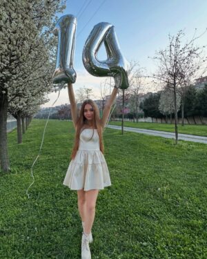 Nisa Sofiya Aksongur Instagram - 14🤍🎂💗

#nisasofiya #birthdaygirl #14
