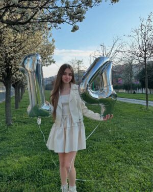 Nisa Sofiya Aksongur Instagram - 14🤍🎂💗

#nisasofiya #birthdaygirl #14