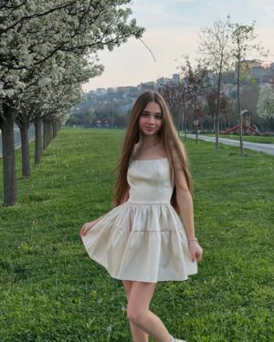 Nisa Sofiya Aksongur Instagram - 14🤍🎂💗

#nisasofiya #birthdaygirl #14
