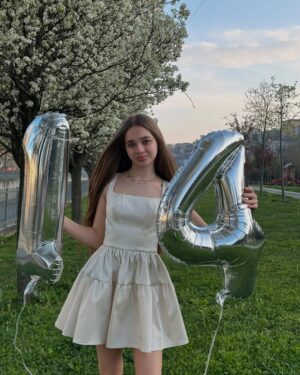 Nisa Sofiya Aksongur Instagram - 14🤍🎂💗

#nisasofiya #birthdaygirl #14