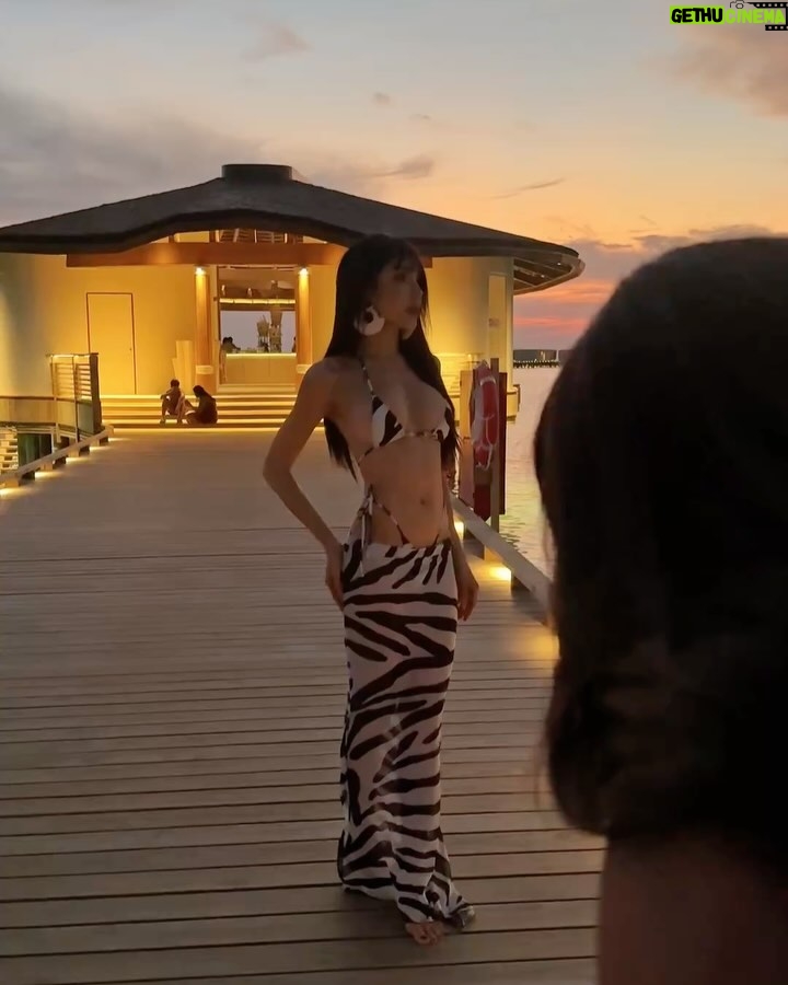 Nisamanee Lertvorapong - 84K Likes - Sunset in Maldives
วันแรกผิวก็แทนเลย!
#maldives
