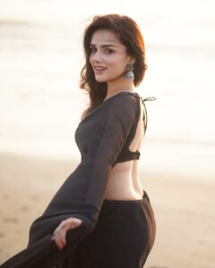 Actress Nishi Saxena HD Photos and Wallpapers April 2025