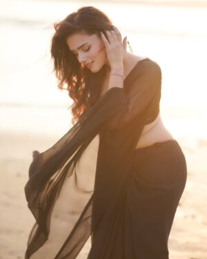 Nishi Saxena Instagram - Dhadka yeh dil..Saans thamne lagi🦨♠️
.
.
.
.
#saree #desiaesthetic #beachphotography #nishisaxenaa