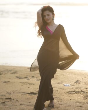 Nishi Saxena Instagram - Dhadka yeh dil..Saans thamne lagi🦨♠️
.
.
.
.
#saree #desiaesthetic #beachphotography #nishisaxenaa