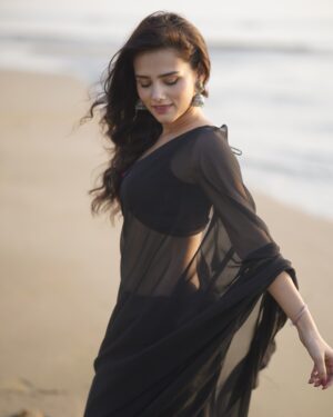 Nishi Saxena Instagram - Dhadka yeh dil..Saans thamne lagi🦨♠️
.
.
.
.
#saree #desiaesthetic #beachphotography #nishisaxenaa