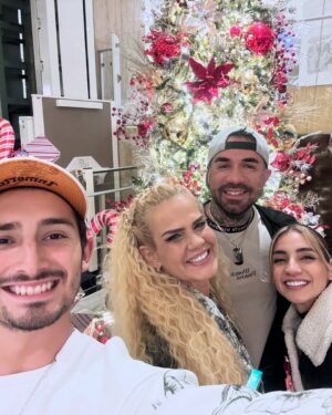 Niurka Marcos Instagram - 🎄La Navidad en Familia es la Base de la Felicidad Hacia el Éxito ✨⭐️❤️‍🔥❣️ @niurka.oficial