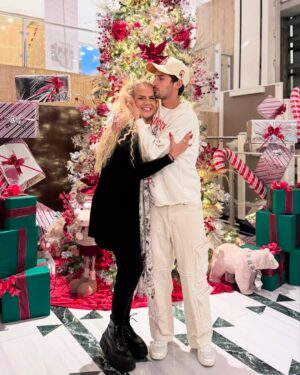 Niurka Marcos Instagram - 🎄La Navidad en Familia es la Base de la Felicidad Hacia el Éxito ✨⭐️❤️‍🔥❣️ @niurka.oficial