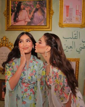 Noha Nabil Instagram - كل عام و إنتي بنتي و إختي و صديقتي و قطعة من روحي 
كل عام و إنتي ماخذة قلبي و ضي عيني 
الله يحفظج و يبلغني فيج و باخوانج 🌸
مجموعتنا الجديدة من #نهى_نبيل_بيوتي هديتي لدانة قلبي 
تلاقونها حصريا على موقعنا 
@nohanabilbeauty
