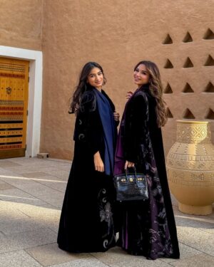 Noha Nabil Instagram - عسى السحاب اللي تثقّل بالأمطار
‏تنثر على (وادي حنيفة) مطرها

‏تنثر عليه من المخاييل مدرار
‏تسقي طلول سهولها مع وعرها

‏دارٍ لها في ماضي الوقت تذكار
‏يجيبنا تاريخها عن خبرها 🇸🇦

#نهى_نبيل #مطل_البجيري
#روح_السعودية