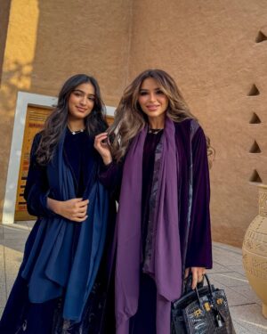 Noha Nabil Instagram - عسى السحاب اللي تثقّل بالأمطار
‏تنثر على (وادي حنيفة) مطرها

‏تنثر عليه من المخاييل مدرار
‏تسقي طلول سهولها مع وعرها

‏دارٍ لها في ماضي الوقت تذكار
‏يجيبنا تاريخها عن خبرها 🇸🇦

#نهى_نبيل #مطل_البجيري
#روح_السعودية