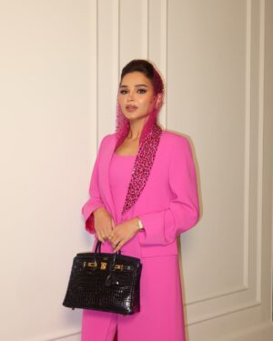Noha Nabil Instagram - وش أحلى من لون الورد الطائفي لحضور ليلة عطرية بامتياز ؟🌸

A whole new level of Elegance @darnoor 🌸