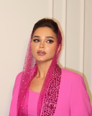 Noha Nabil Instagram - وش أحلى من لون الورد الطائفي لحضور ليلة عطرية بامتياز ؟🌸

A whole new level of Elegance @darnoor 🌸
