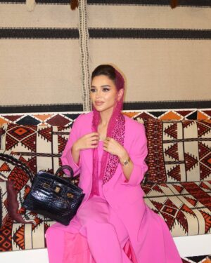 Noha Nabil Instagram - وش أحلى من لون الورد الطائفي لحضور ليلة عطرية بامتياز ؟🌸

A whole new level of Elegance @darnoor 🌸