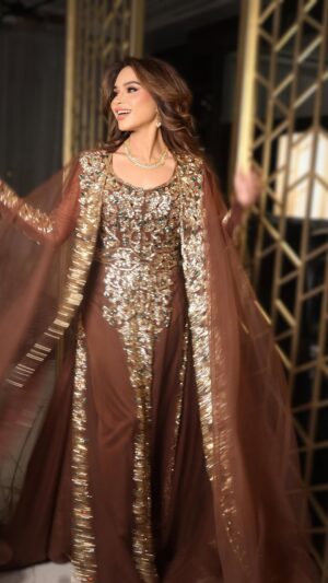 Noha Nabil Instagram - عن جمال الثوب الإماراتي نتحدث 🤎
لوك الحلقة السادسة من البرنامج الشعري الضخم 
#شاعر_الراية كل ثلاثاء على قناة السعودية الأولى و منصة شاهد .

الثوب الفخم @garami_signature 
المجوهرات @alromaizanuae 
مكياج @makeupartist.areej 
شعر @elma.arab1