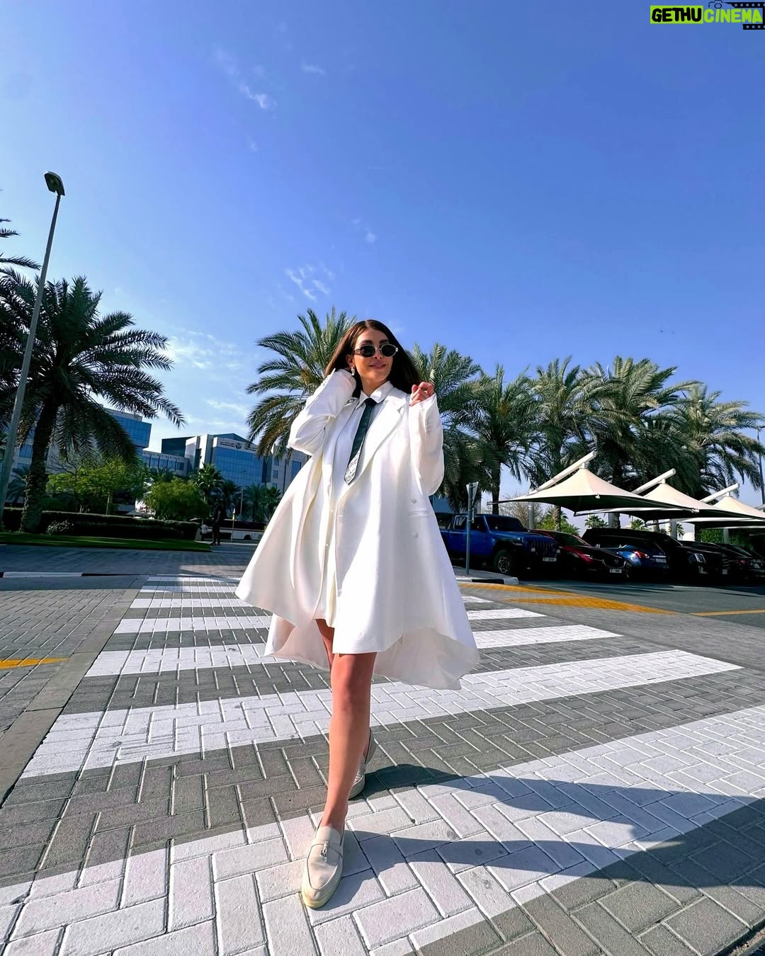 Nour Ali - 52.3K Likes - 🌞🤍
Jewelry @tiffanyandco
Outfit @___blssd___
Thank u @omziag