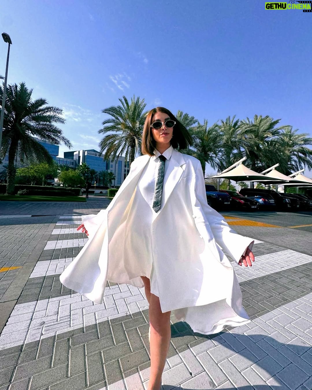 Nour Ali - 52.3K Likes - 🌞🤍
Jewelry @tiffanyandco
Outfit @___blssd___
Thank u @omziag