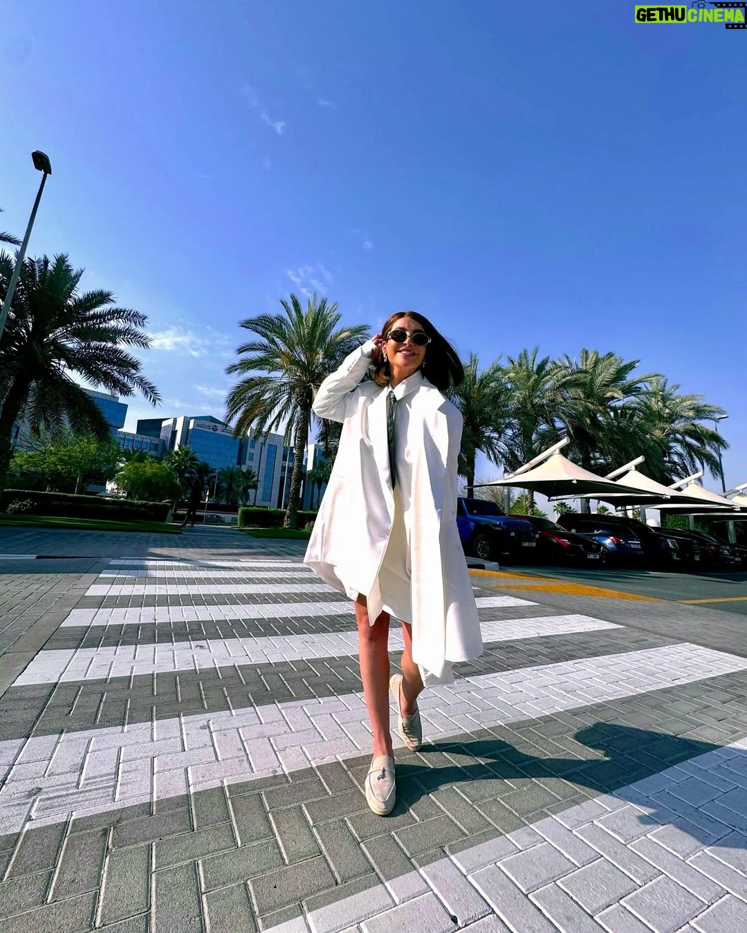 Nour Ali - 52.3K Likes - 🌞🤍
Jewelry @tiffanyandco
Outfit @___blssd___
Thank u @omziag