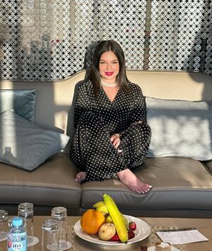 Numidia Lezoul Instagram - Numidia tu fais quoi dans la vie ?  POV : JE BRILLE 💫⚡️✨⭐️ ps pardonnez mon lipstick 💄 je suis nulle en ça lol