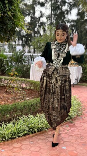 Numidia Lezoul Instagram - Quel classe ! ✨! La gestuelle Algéroise 🤍 ! الهمة والشان تع نساء الجزائر العاصمة ! ويا ويلكم من باقي ثقافتنا و  تاريخنا ! 🇩🇿❤️✨