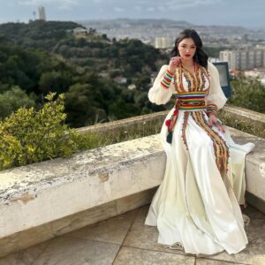 Numidia Lezoul Instagram - Algérie mon amour Algérie pour toujours 🇩🇿

Une journée inoubliable s’est écoulée lors de cet événement prestigieux où tous les artistes de mon pays étaient réunis. La présence de la ministre de la culture a ajouté une touche d’élégance et de grandeur à cette belle après-midi. 

Cette journée restera gravée dans ma mémoire comme un moment de partage, d’émotion et d’inspiration. Je suis reconnaissant d’avoir pu vivre une telle expérience et je suis ressorti de cet événement avec le cœur rempli de gratitude et d’admiration pour tous les artistes et pour la richesse de notre culture.  Vive l’Algérie 🇩🇿
.
.
.
Dress : @fouzichekroun 
Hair: @midou_berrhmoune
Bijoux: @le_camelianawelchibah #kabyle ❤️