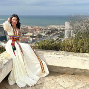 Numidia Lezoul Instagram - Algérie mon amour Algérie pour toujours 🇩🇿

Une journée inoubliable s’est écoulée lors de cet événement prestigieux où tous les artistes de mon pays étaient réunis. La présence de la ministre de la culture a ajouté une touche d’élégance et de grandeur à cette belle après-midi. 

Cette journée restera gravée dans ma mémoire comme un moment de partage, d’émotion et d’inspiration. Je suis reconnaissant d’avoir pu vivre une telle expérience et je suis ressorti de cet événement avec le cœur rempli de gratitude et d’admiration pour tous les artistes et pour la richesse de notre culture.  Vive l’Algérie 🇩🇿
.
.
.
Dress : @fouzichekroun 
Hair: @midou_berrhmoune
Bijoux: @le_camelianawelchibah #kabyle ❤️