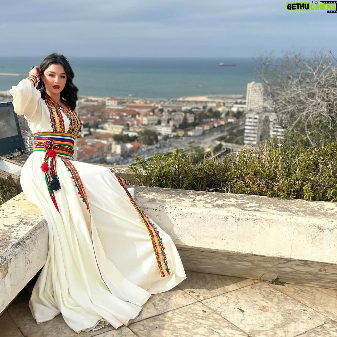 Numidia Lezoul - 256.5K Likes - Algérie mon amour Algérie pour toujours 🇩🇿
Une journée inoubliable s’est écoulée lors de cet événement prestigieux où tous les artistes de mon pays étaient réunis. La présence de la ministre de la culture a ajouté une touche d’élégance et de grandeur à cette belle après-midi.
Cette journée restera gravée dans ma mémoire comme un moment de partage, d’émotion et d’inspiration. Je suis reconnaissant d’avoir pu vivre une telle expérience et je suis ressorti de cet événement avec le cœur rempli de gratitude et d’admiration pour tous les artistes et pour la richesse de notre culture. Vive l’Algérie 🇩🇿
.
.
.
Dress : @fouzichekroun
Hair: @midou_berrhmoune
Bijoux: @le_camelianawelchibah #kabyle ❤️