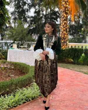Numidia Lezoul Instagram - Algérienne on t’a dit ! 🇩🇿🫡
Spécial karakou by @louzri_malika 
Mise en beauté by @beauty.code.officiel 
Bijoux typiquement algériens by @layan_accessories_majd_abdhadi
