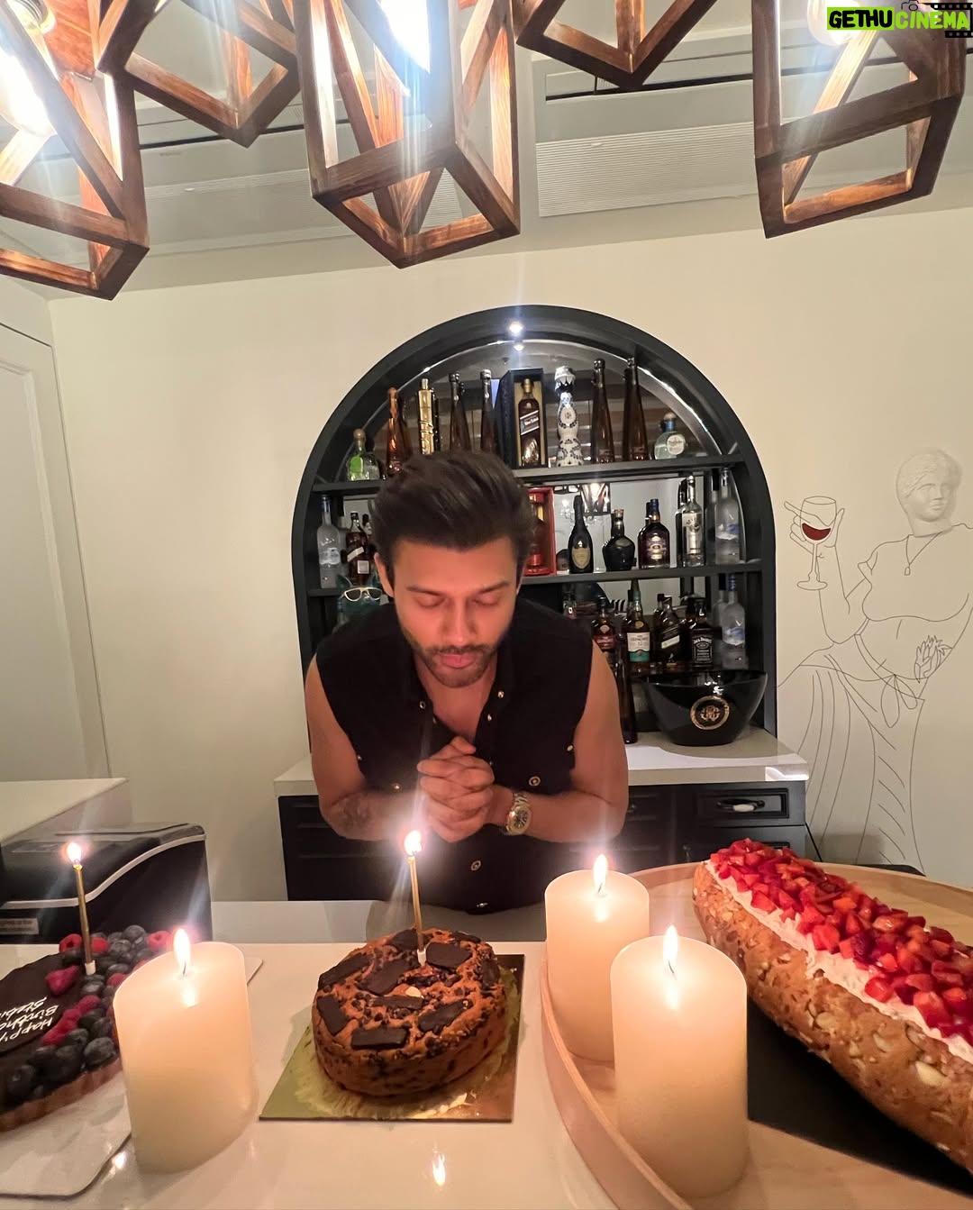 Nupur Sanon - 387.8K Likes - βCause itβs my favourite boyβs birthday! π¦β₯οΈ
Swipe for two goofsπ€ @stebinben
#BirthdayPost #SB