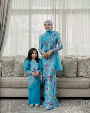 Nur Fazura Instagram - Selamat Hari Raya Aidilfitri. Ampun Maaf Zahir dan Batin dari kami berdua, Fazura dan Fatima. 🙏🏻🌙🤍✨

#mommy #daughter @nurfatimaisya