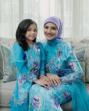 Nur Fazura Instagram - Selamat Hari Raya Aidilfitri. Ampun Maaf Zahir dan Batin dari kami berdua, Fazura dan Fatima. 🙏🏻🌙🤍✨

#mommy #daughter @nurfatimaisya
