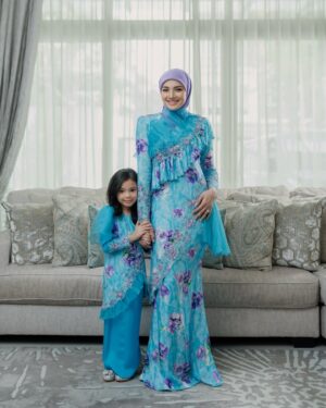 Nur Fazura Instagram - Selamat Hari Raya Aidilfitri. Ampun Maaf Zahir dan Batin dari kami berdua, Fazura dan Fatima. 🙏🏻🌙🤍✨

#mommy #daughter @nurfatimaisya