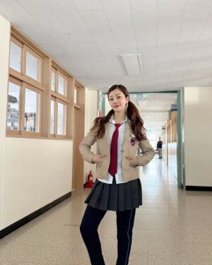 Oh Na-ra Instagram - 교복입으면 자연스럽게 요런 표정이...🤣
#빌런의나라 
#kbs수목시트콤