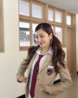 Oh Na-ra Instagram - 교복입으면 자연스럽게 요런 표정이...🤣
#빌런의나라 
#kbs수목시트콤