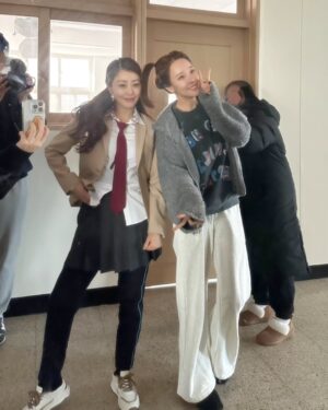 Oh Na-ra Instagram - 교복입으면 자연스럽게 요런 표정이...🤣
#빌런의나라 
#kbs수목시트콤