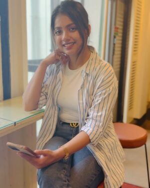 Oindrila Bose Instagram - Yesterday, we wrapped up the final shoot for Puber Moyna.
I’m overwhelmed by the immense love I’ve received from all of you.
Please continue to stand by me like this always.
Support me once again in my new role.
And in these last few days don’t miss even a single episode!
I hope Puber Moyna will live forever in your hearts as a beautiful memory.

Signing off as Gunja,
Take love.

#pubermoyna #gunja #zeebangla #oindrilabose #explore