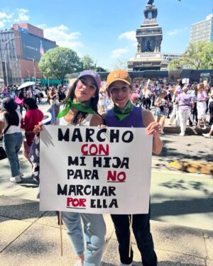 Oka Giner Instagram - Se va a caer! 
#8M 💜
