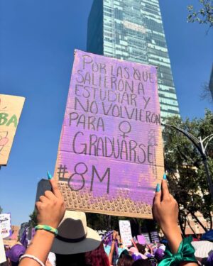 Oka Giner Instagram - Se va a caer! 
#8M 💜