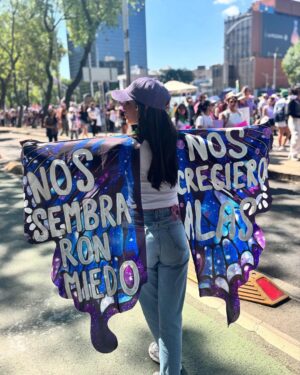 Oka Giner Instagram - Se va a caer! 
#8M 💜