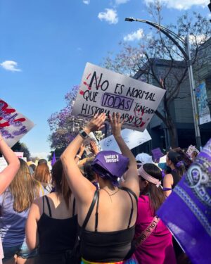 Oka Giner Instagram - Se va a caer! 
#8M 💜