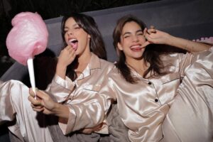 Oka Giner Instagram - Ayer fue una noche muy especial en donde @elavelden y yo vimos con 12 fans el penúltimo episodio de #lashijasdelaseñoragarcía en una #pijamadareal 🩷
@teepees_co nos puso el cinema bajo las estrellas ⭐️ 
@bridezillanfriends se encargó de nuestras pijamas y de las sudaderas para las chicas 💜
@fluffcottoncandymx hizo unos algodones de azúcar que sabían a gloria 🤤
@laabejareynaoficial nos regalo productos deliciosos de skincare para nuestras invitadas 
Y estas fotos hermosas las tomo @kevvcorona 📸