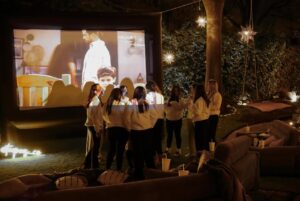 Oka Giner Instagram - Ayer fue una noche muy especial en donde @elavelden y yo vimos con 12 fans el penúltimo episodio de #lashijasdelaseñoragarcía en una #pijamadareal 🩷
@teepees_co nos puso el cinema bajo las estrellas ⭐️ 
@bridezillanfriends se encargó de nuestras pijamas y de las sudaderas para las chicas 💜
@fluffcottoncandymx hizo unos algodones de azúcar que sabían a gloria 🤤
@laabejareynaoficial nos regalo productos deliciosos de skincare para nuestras invitadas 
Y estas fotos hermosas las tomo @kevvcorona 📸