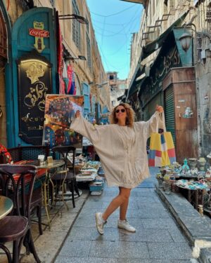 Ola Roshdy Instagram - Masr Om El Donia 💙💕
شمين ريحة الخان في الصورة؟؟ ريحة الطيبة و الأمان؟ ريحة الدفئ والحنان؟ (والله مكنش قصدي اعمل قافية 😅😂 جت كده!)
Dress & Tote Bag @yalin.eg
Photography @reelsbyrahmaelsawah