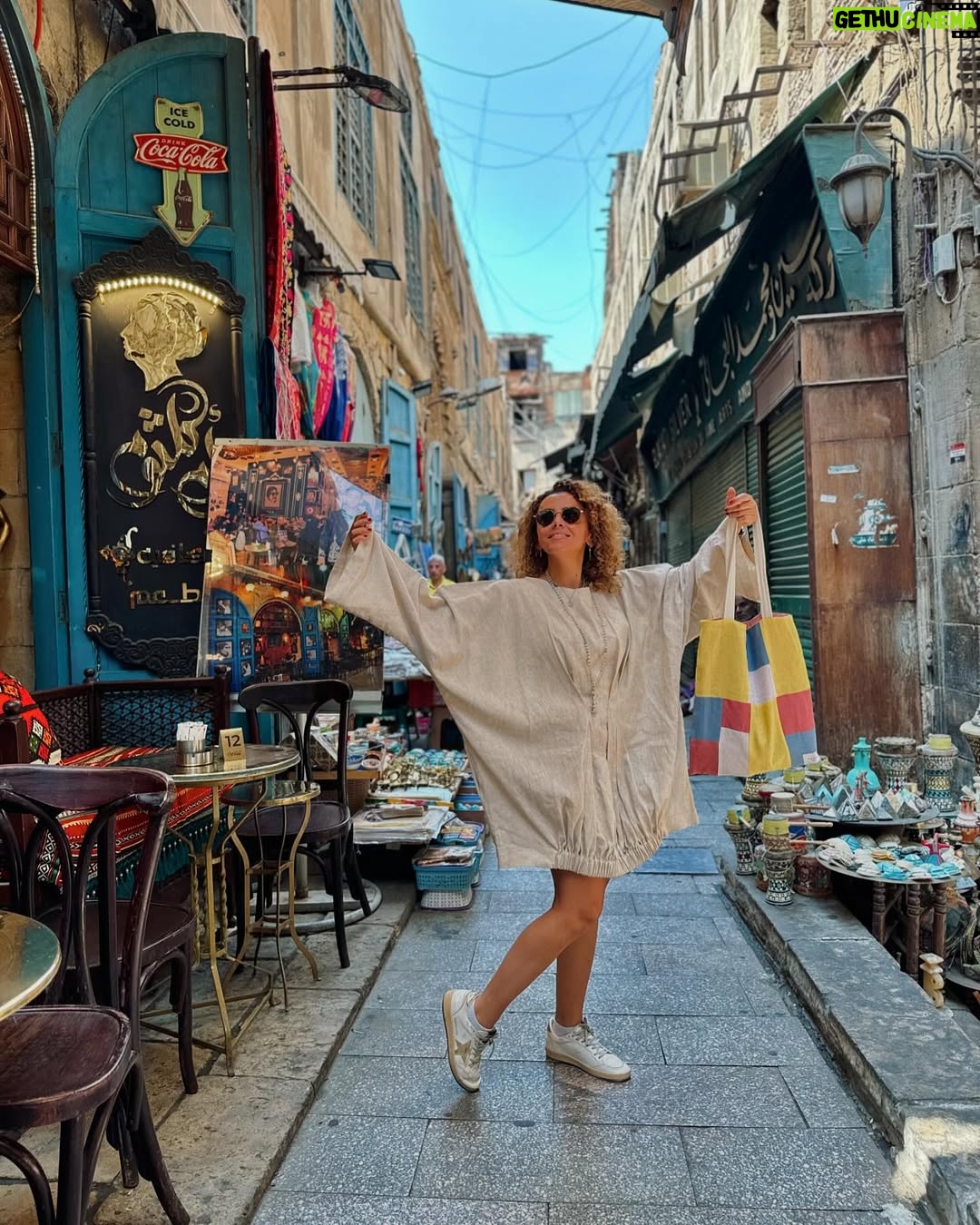 Ola Roshdy - 21.6K Likes - Masr Om El Donia 💙💕
شمين ريحة الخان في الصورة؟؟ ريحة الطيبة و الأمان؟ ريحة الدفئ والحنان؟ (والله مكنش قصدي اعمل قافية 😅😂 جت كده!)
Dress & Tote Bag @yalin.eg
Photography @reelsbyrahmaelsawah
