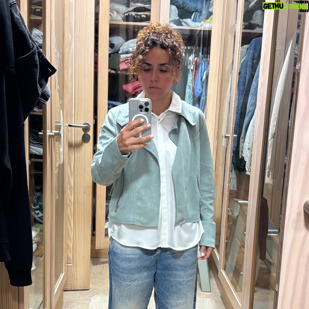 Ola Roshdy - 3 Likes - Mirror Mirror on the wall….
اسعد لحظات حياتي 😏🫣