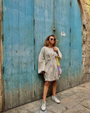 Ola Roshdy Instagram - Masr Om El Donia 💙💕
شمين ريحة الخان في الصورة؟؟ ريحة الطيبة و الأمان؟ ريحة الدفئ والحنان؟ (والله مكنش قصدي اعمل قافية 😅😂 جت كده!)
Dress & Tote Bag @yalin.eg
Photography @reelsbyrahmaelsawah