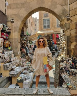 Ola Roshdy Instagram - Masr Om El Donia 💙💕
شمين ريحة الخان في الصورة؟؟ ريحة الطيبة و الأمان؟ ريحة الدفئ والحنان؟ (والله مكنش قصدي اعمل قافية 😅😂 جت كده!)
Dress & Tote Bag @yalin.eg
Photography @reelsbyrahmaelsawah